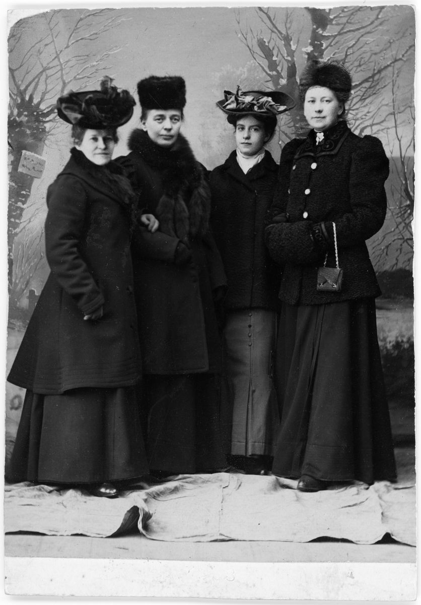 Okänd,, Ateljéporträtt - Emma Osti, Jenny Sundmark, Magda L Brisfelt, Mimmi Dübeck, Uppsala 1908