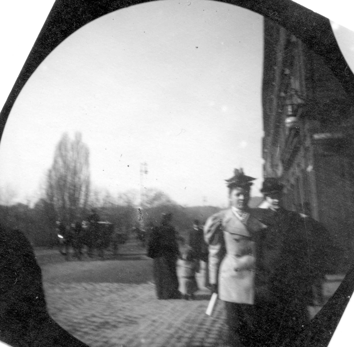 Fredrik Carl Mülertz Størmer, To kvinner spaserer langs Karl Johans gate, Oslo. Hestekjøretøy i gata.