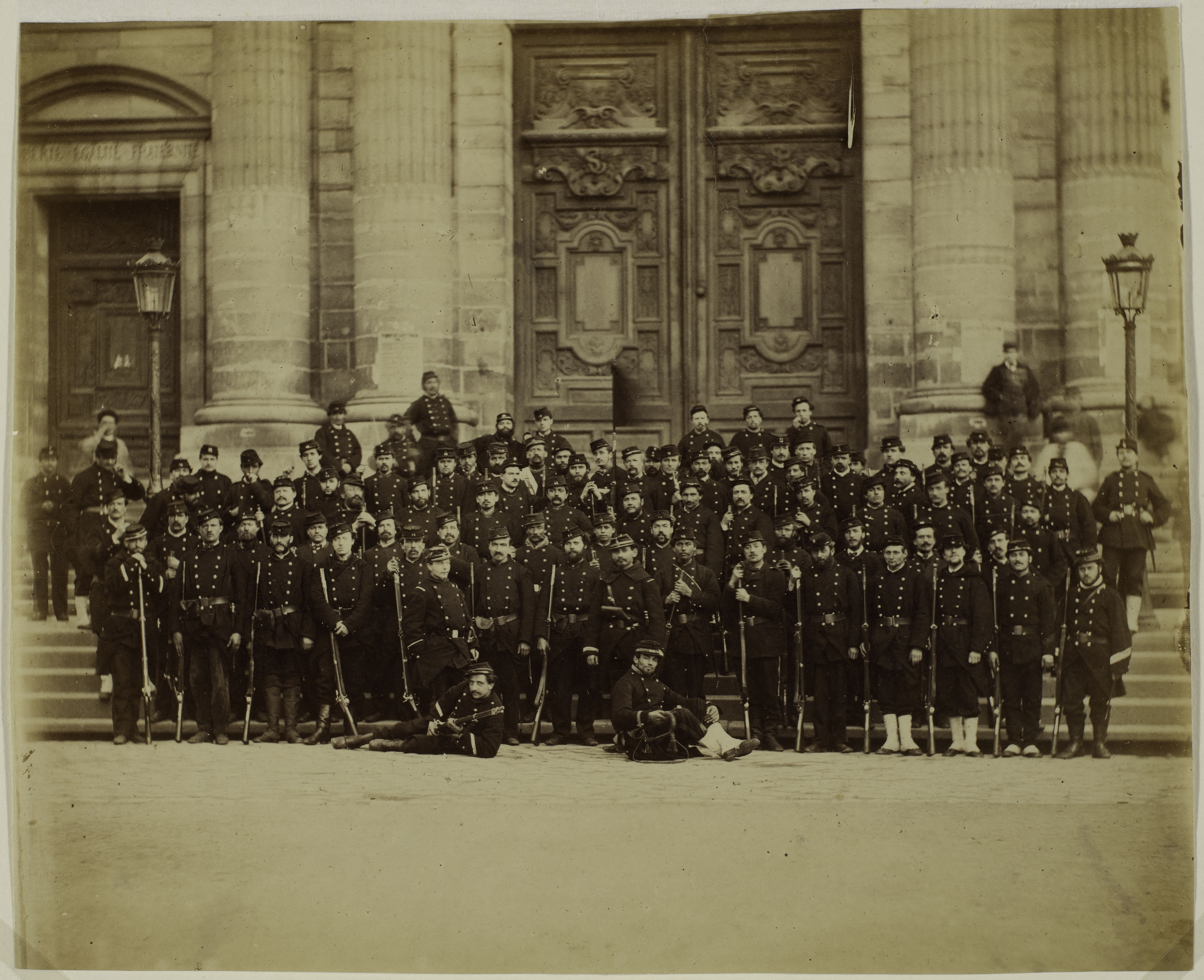 Anonyme, Portrait d'un bataillon devant le porche d'une église 1870.