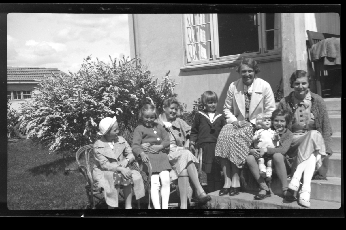 Rolf Sr. Sundt, To ukjente barn, Anne Lise Hansen, hennes mor Betsy Aubert Hansen og søster Elisabeth Hansen står sammen med Betsys søster Hilda Sundt på en trapp, Herøya. Fotografert 1936.