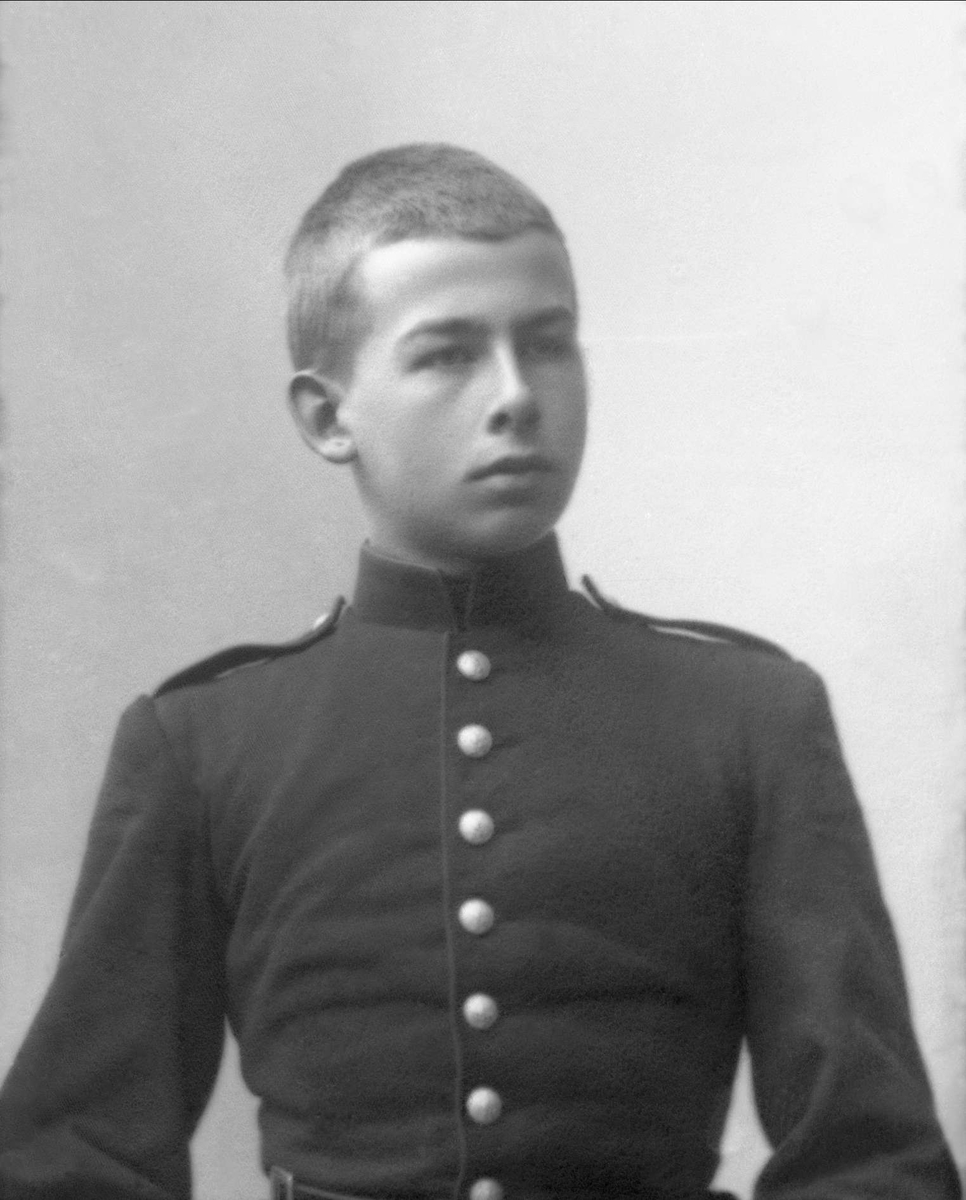 Gustav Borgen, Portrett, mann i kadettuniform.