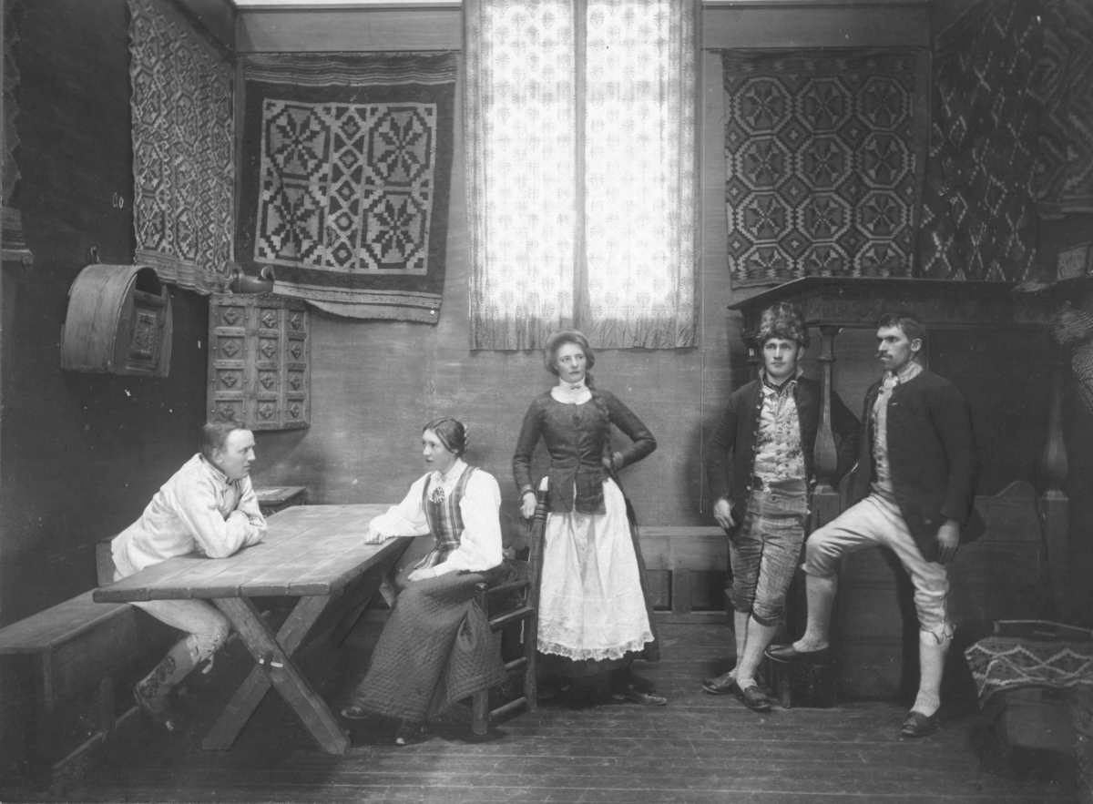 Narve Skarpmoen, Fra Bygdesamlingen i "Ridehuset", Norsk Folkemuseum. Vestlandsrommet. Trolig tatt i forbindelse med utstillingen av folkedrakter i 1903.