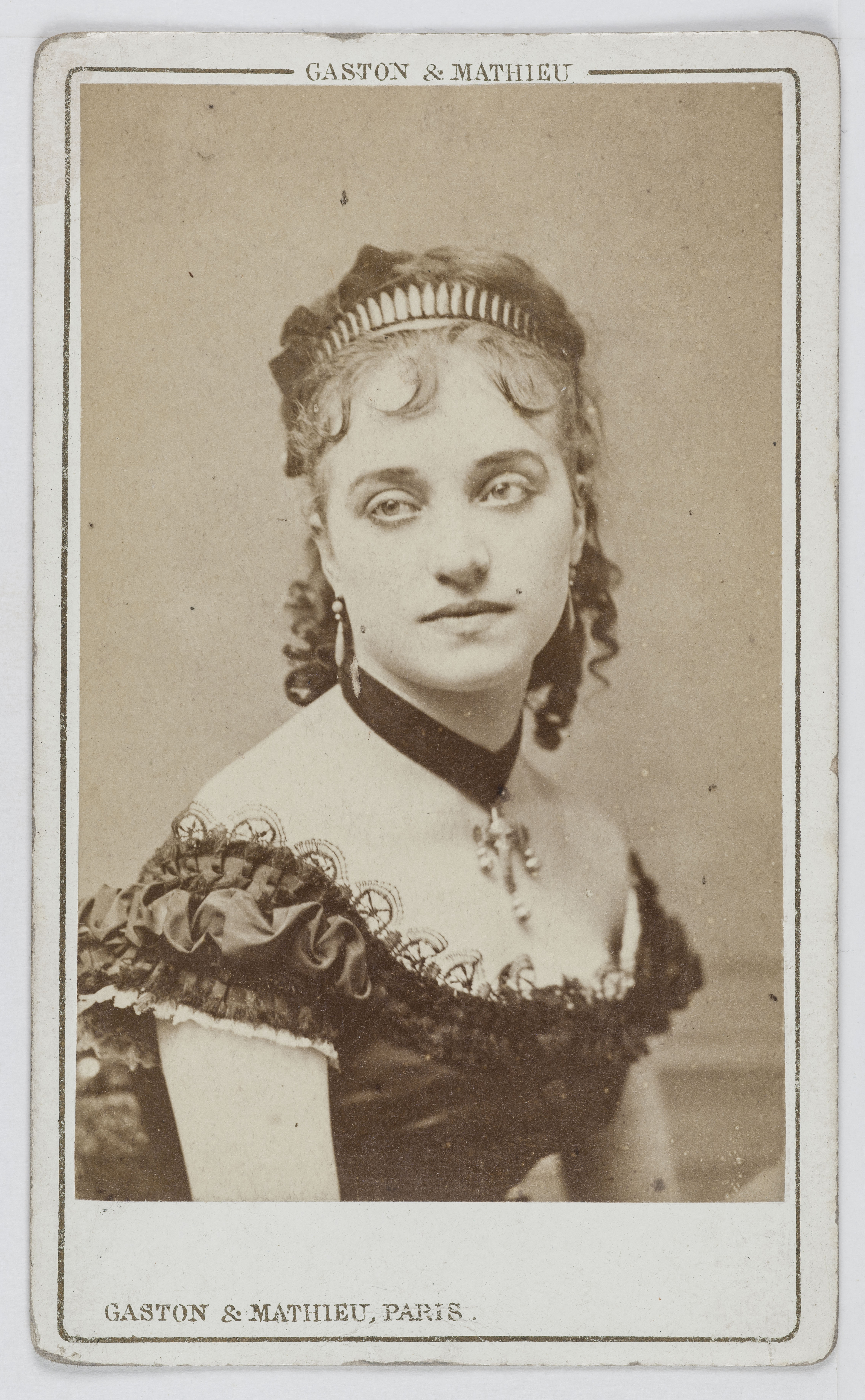 Gaston & Mathieu, Portrait de Sylvia, actrice au Théâtre des Folies Dramatiques.