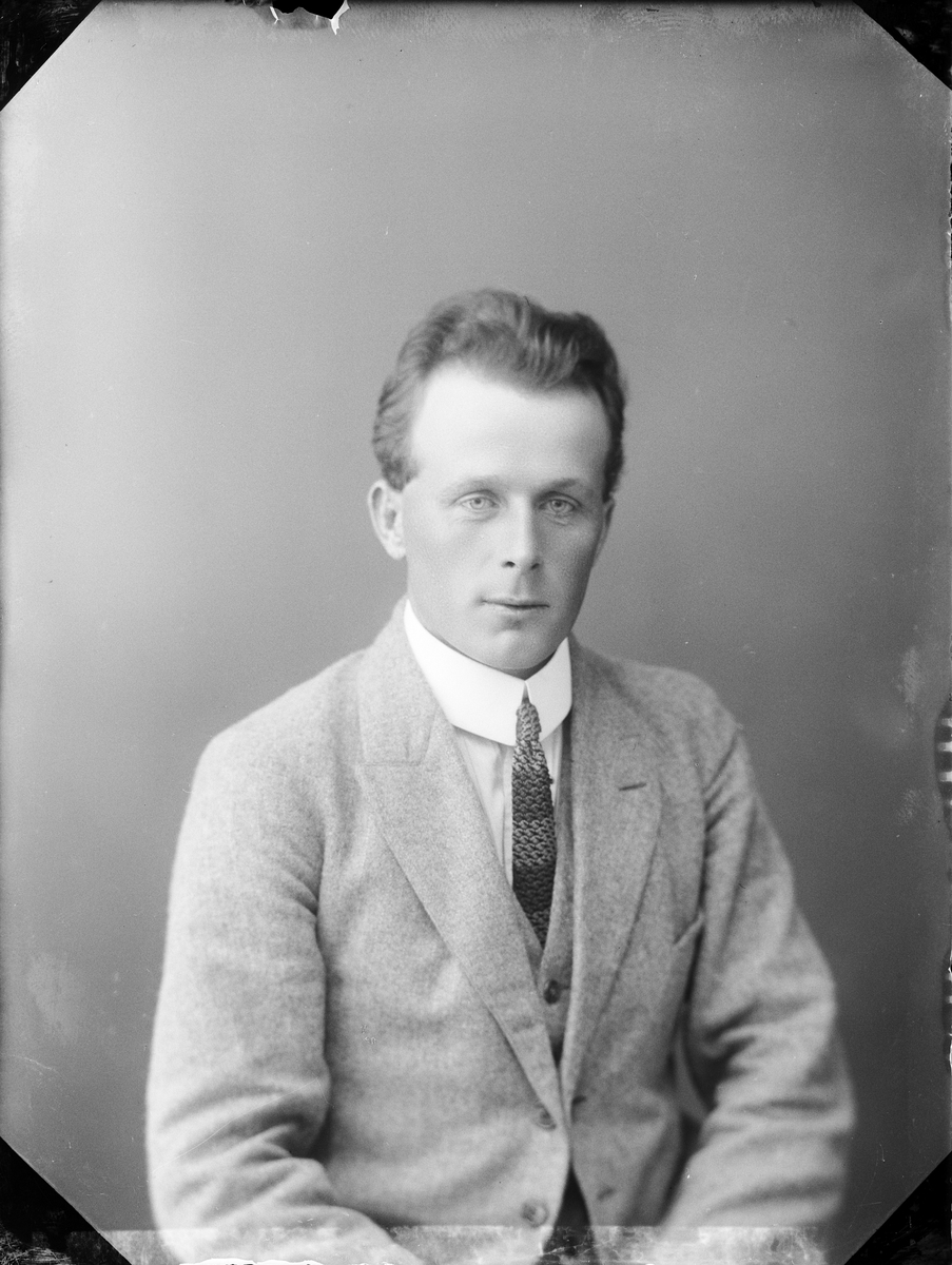 Skötsner-Edhlund, Ateljéporträtt - Ivar Pettersson från Masugnen, Harg socken, Uppland 1923