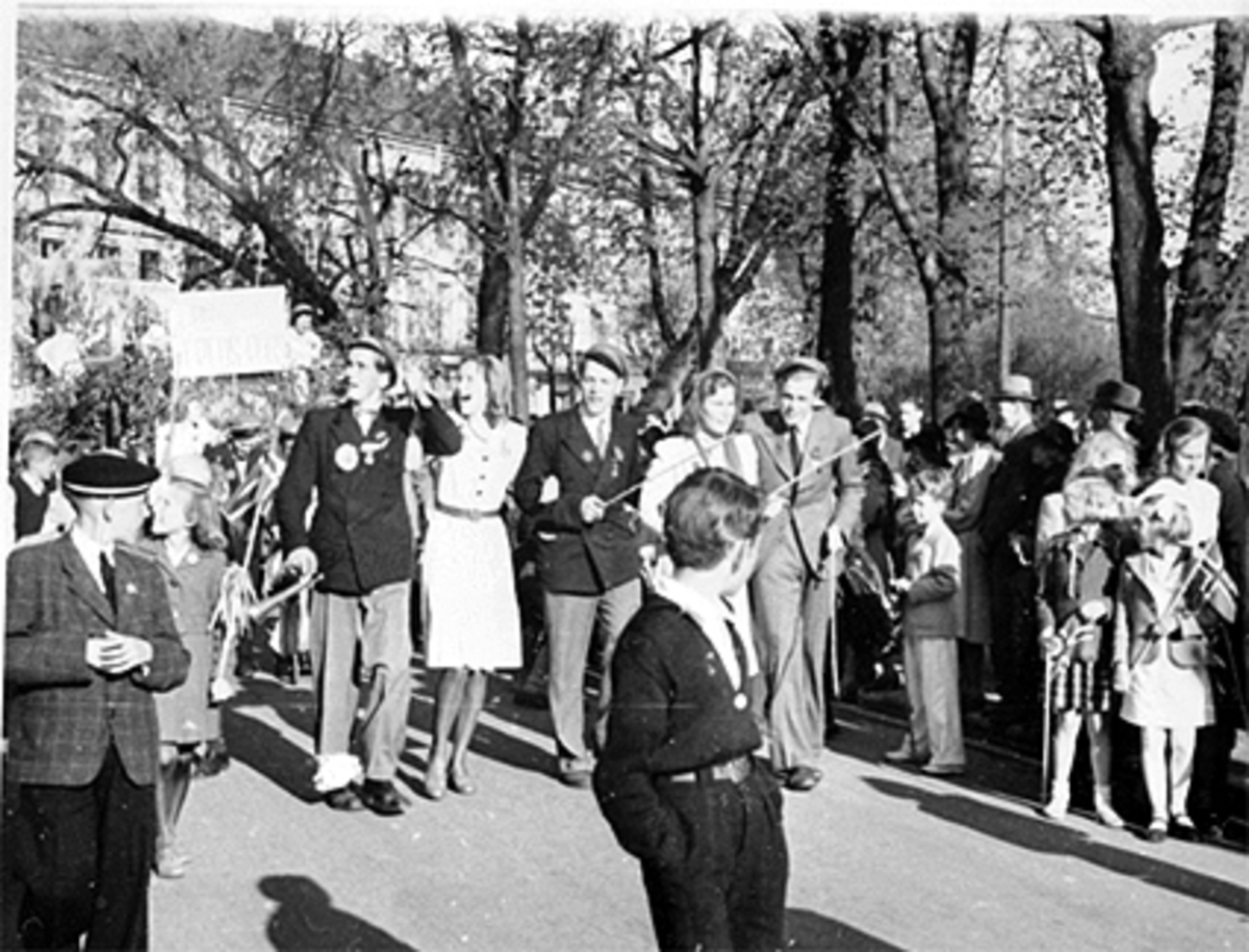 Anno Domkirkeodden, 17 MAI, RUSSETOGET, 5 RUSS HÅND I HÅND, NR. 4 FRA VENSTRE BRAKSTAD FRA ELVERUM, NR. 2 SOLVEIG FJELL