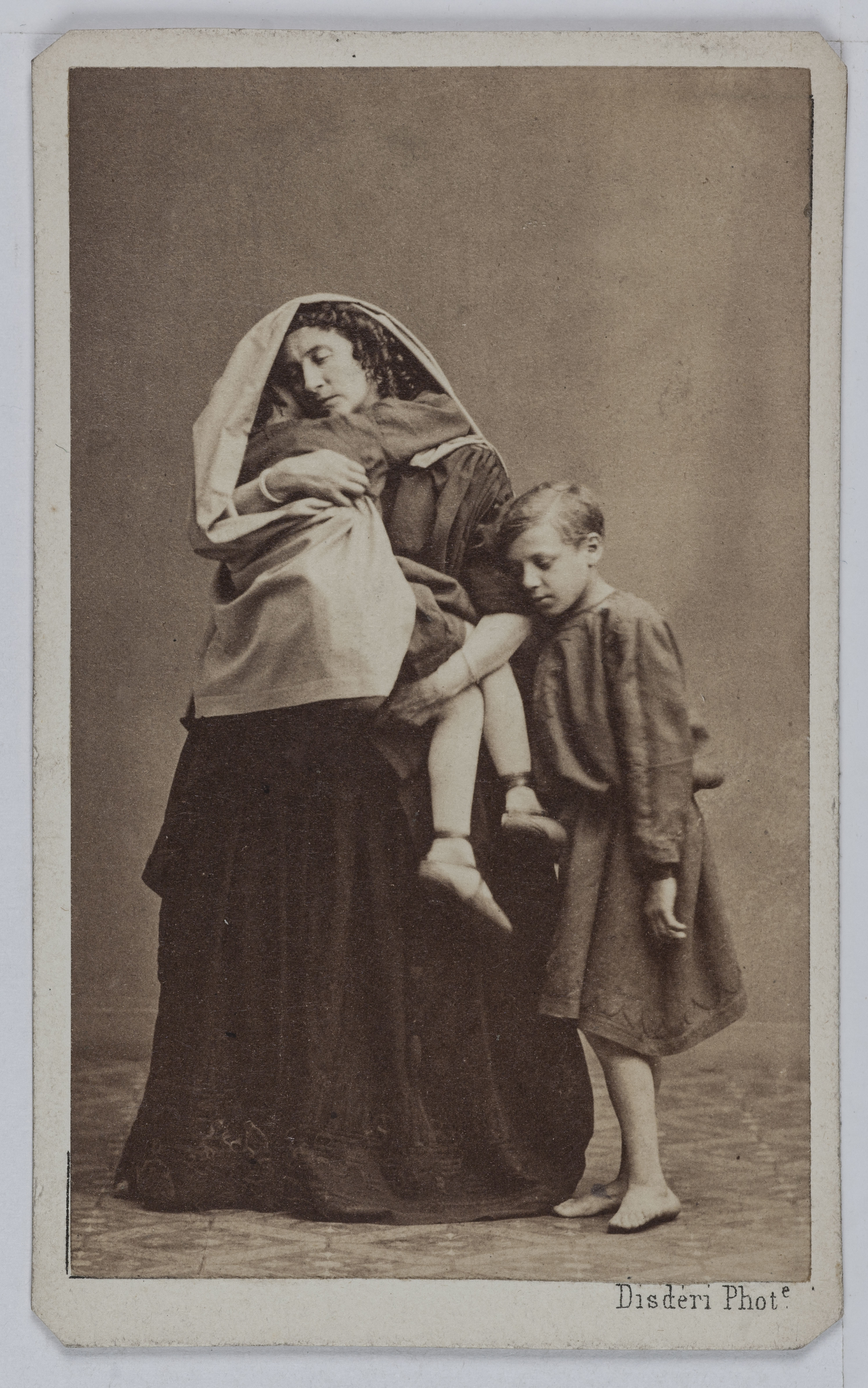 Disderi & Cie, Portrait d'Adélaïde Ristori (1822-1906), tragédienne italienne, dans Médée avec deux enfants.