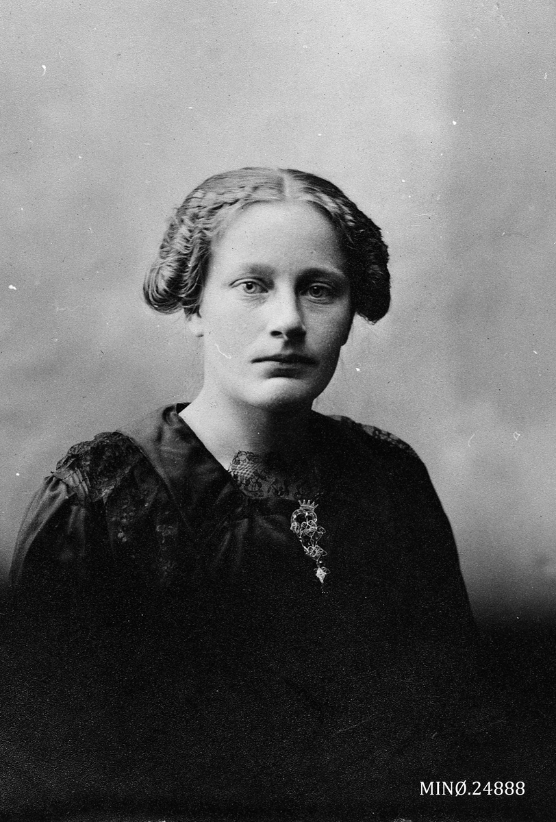Iv. Olsen, Portrett av ung kvinne - Olga Johanne Røste