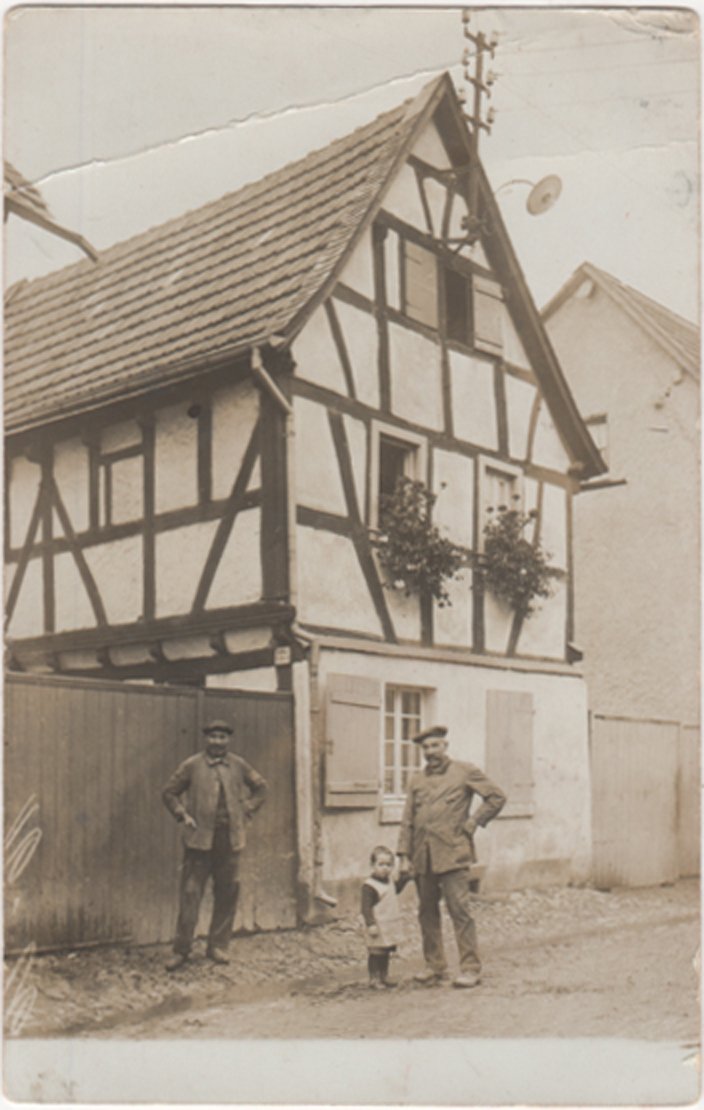 Unknown artist, Mutter mit drei Kinder und Hund stehen vor ihrem Wohnhaus