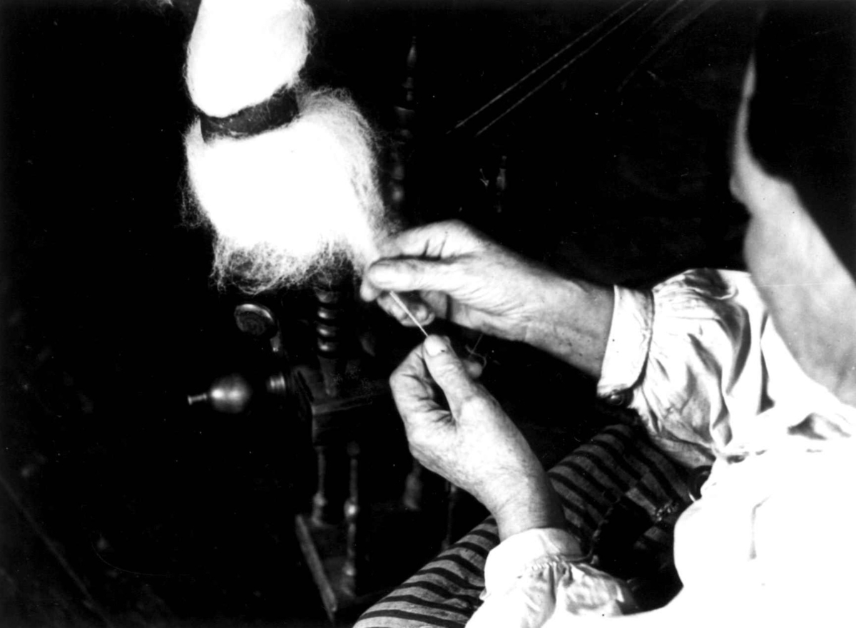 Anna Grostøl, Valle, Setesdal, Aust-Agder 1938. Gunnhild viki spinner til varp.
