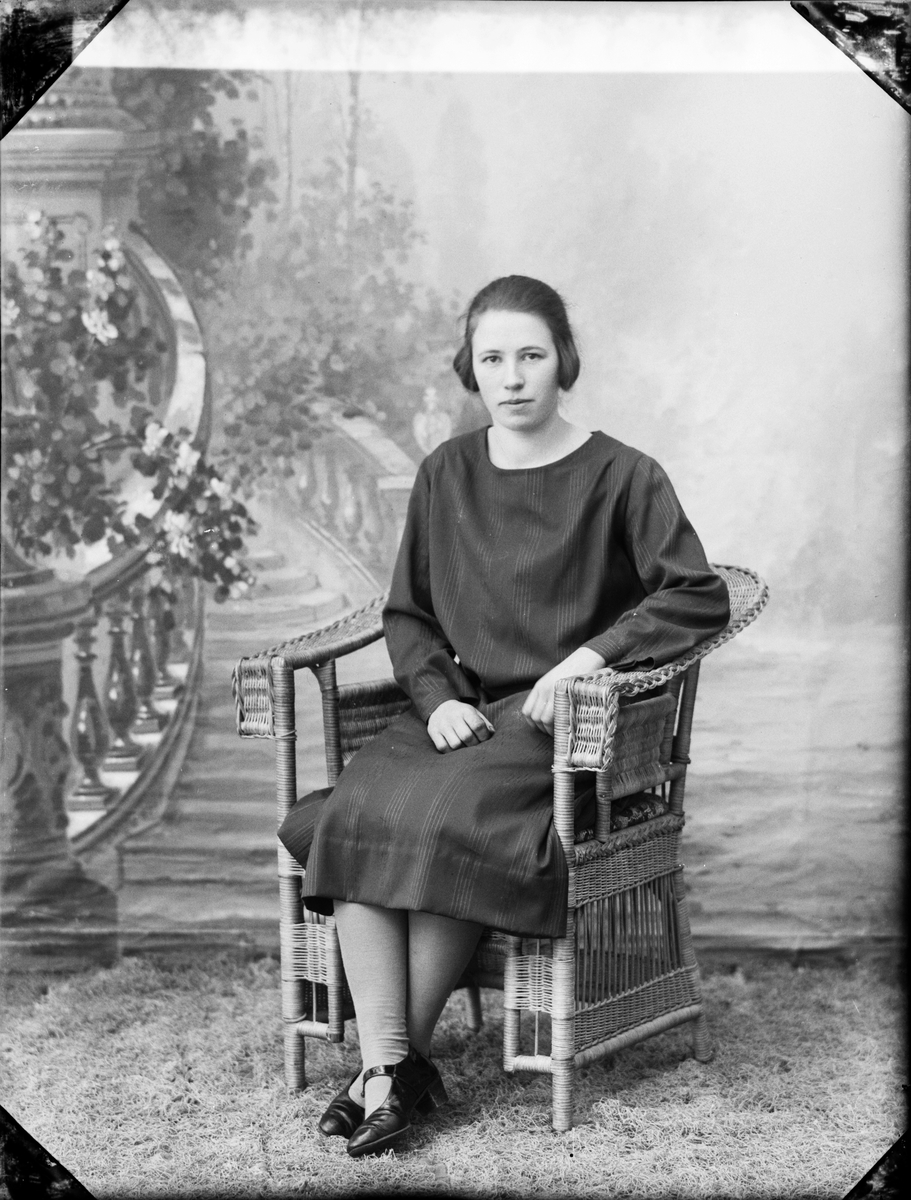 Skötsner-Edhlund, Ateljéporträtt - Ellen Inge, Östhammar, Uppland 1926