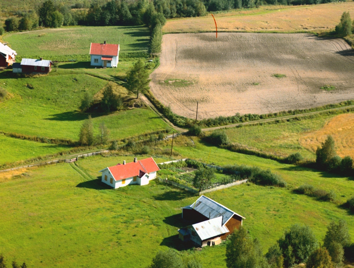 Widerøes Flyveselskap A/S, Flyfoto, Løten. Ekeberg (Gnr 0415-223/2) på Ådalsbruk. Husene er nå stort sett borte og eiendommen er gjengrodd. Bak til venstre sees Ekebergshaugen (Gnr 0415-223/4, Soplimkroken 326).