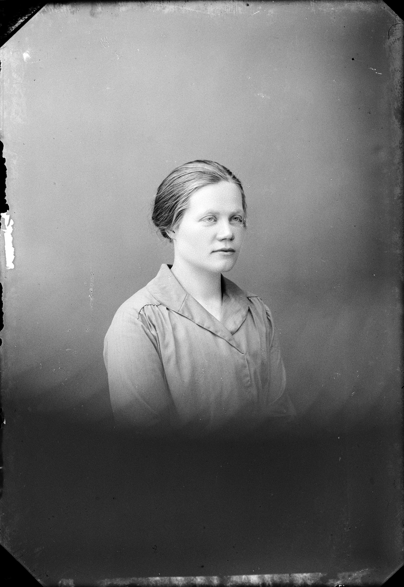 Skötsner-Edhlund, Ateljé Portrait - Hulda Eriksson from Kelinge, Valö parish, Uppland 1923