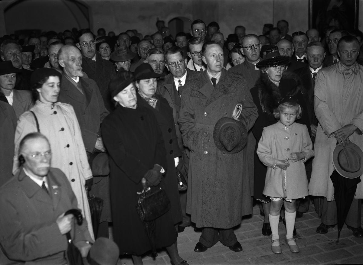 Paul Sandberg, Deltagare i Upplands fornminnesförenings Uppsaladag lyssnar på landsantikvarie Nils Sundquists redogörelse för Uppsala slotts historia
