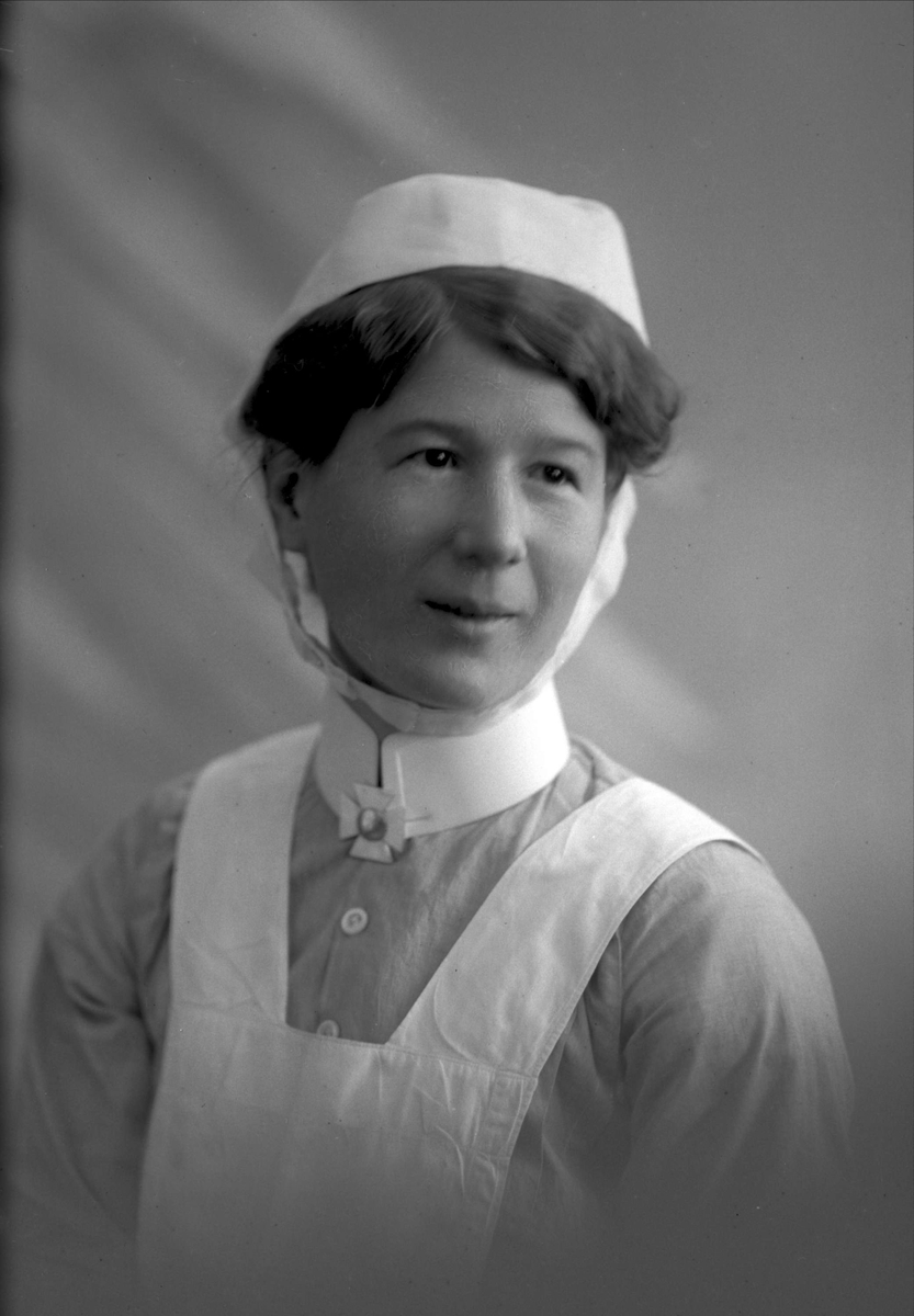 Gustav Borgen, Portrett, sykepleier i uniform. Frøken Schubert.