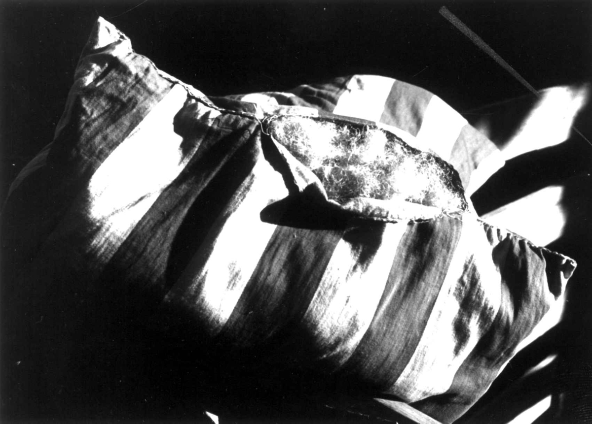 Anna Grostøl, Bråtådal, Skjåk, Oppland 1941. Pute med purkebust-fyll.