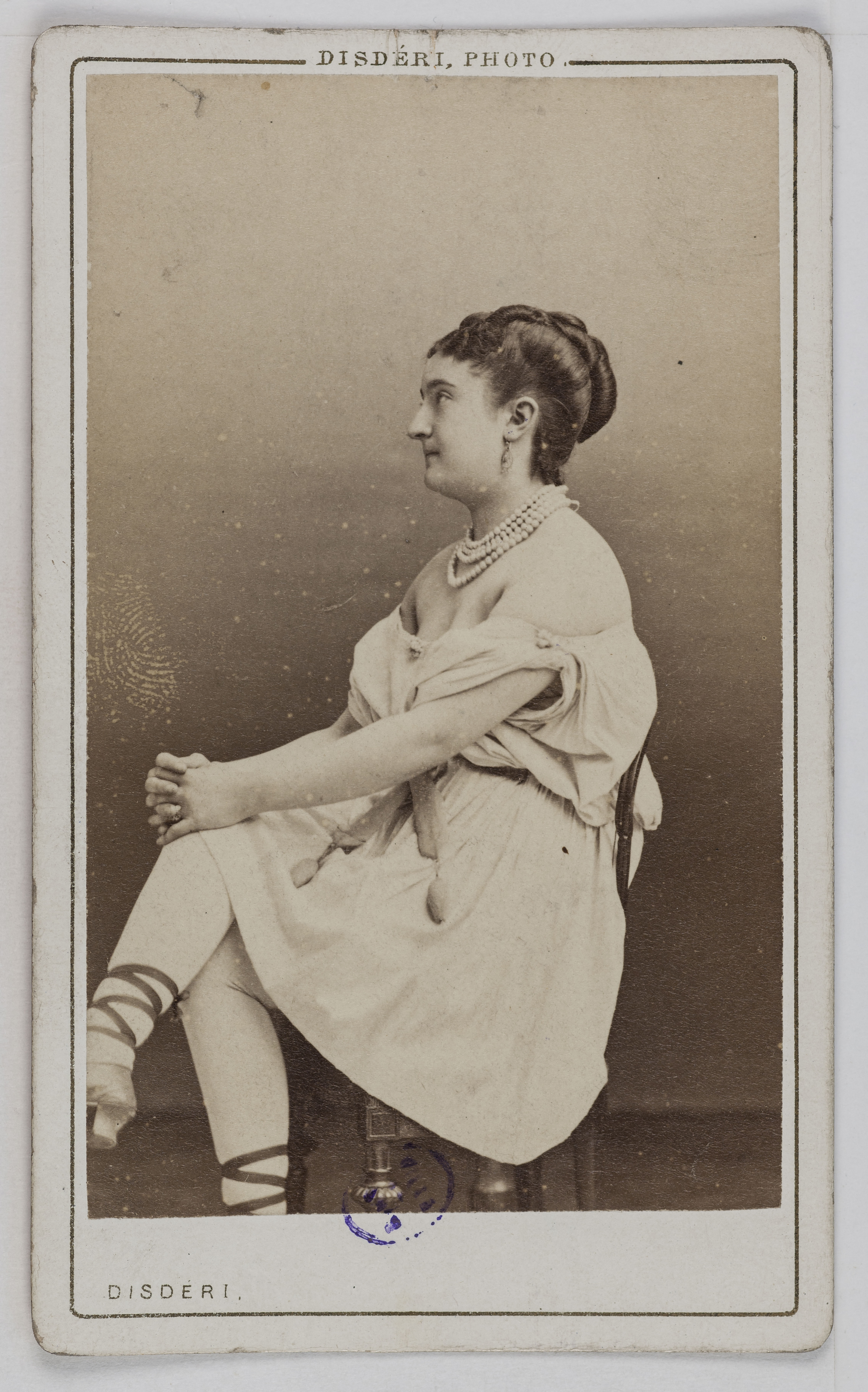 André-Adolphe-Eugène Disdéri, Portrait de Caroline Van Dyck, actrice au Théâtre des Bouffes Parisiens en 1869-1871, au Théâtre des Folies Dramatiques et au Théâtre Athénée ? en 1878.