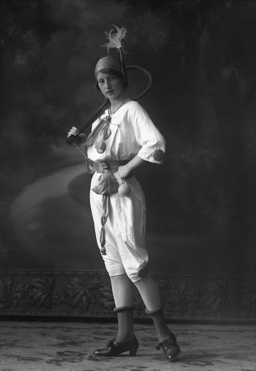 Gustav Borgen, Portrett, pike utkledd, med tennisrakett. Marie Warhus.