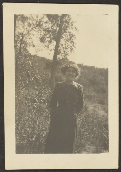 Louis Fleckenstein, [Portrait of Florence Outside]
