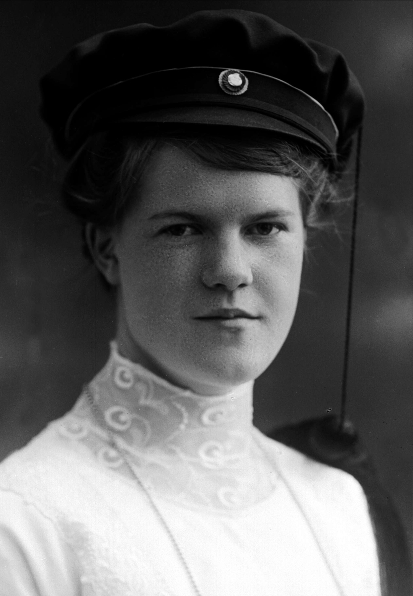 Gustav Borgen, Portrett, kvinne med studentlue. Katarina Engvik.