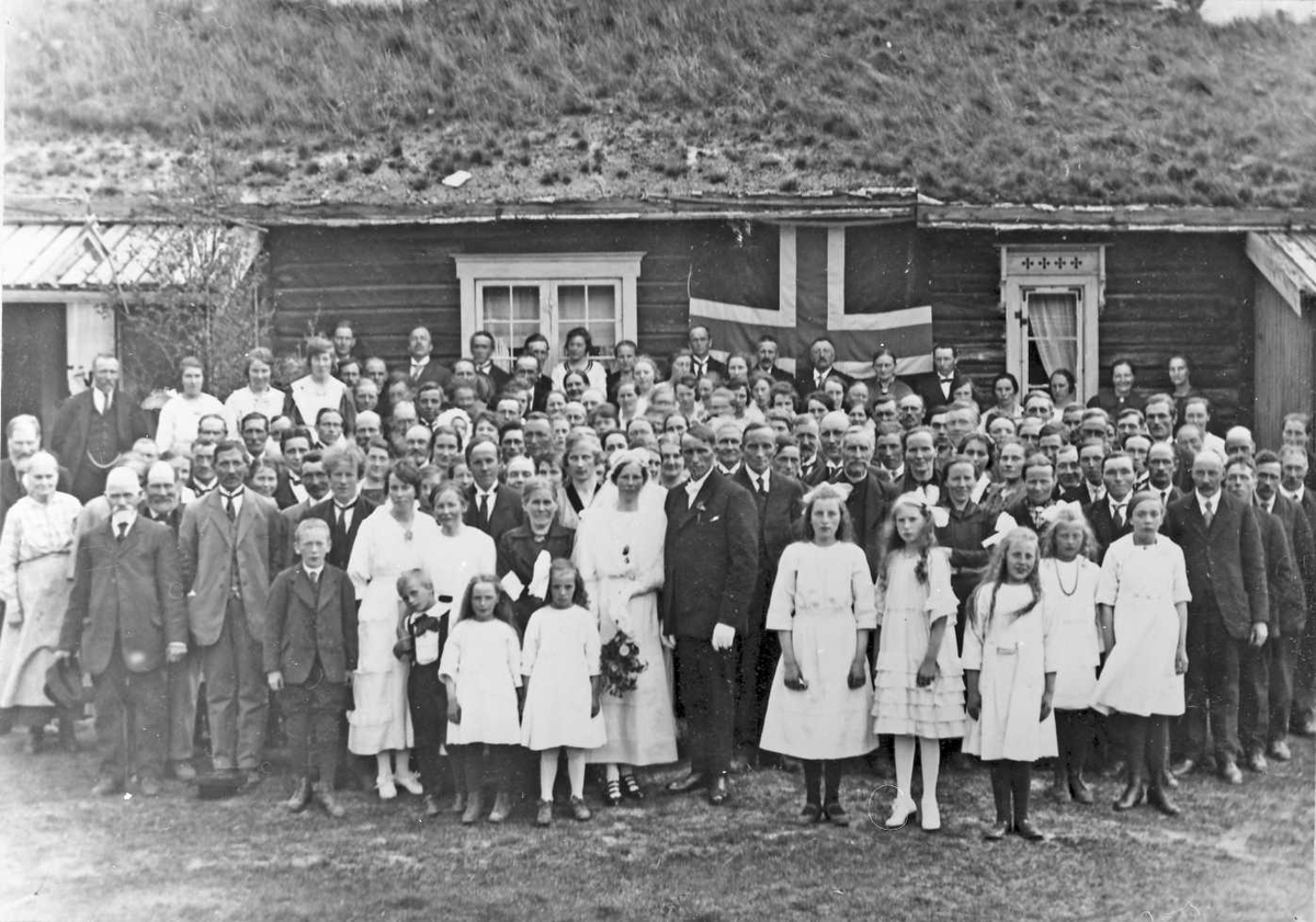 Ukjent, Bryllup. I alt 142 personer på bildet.