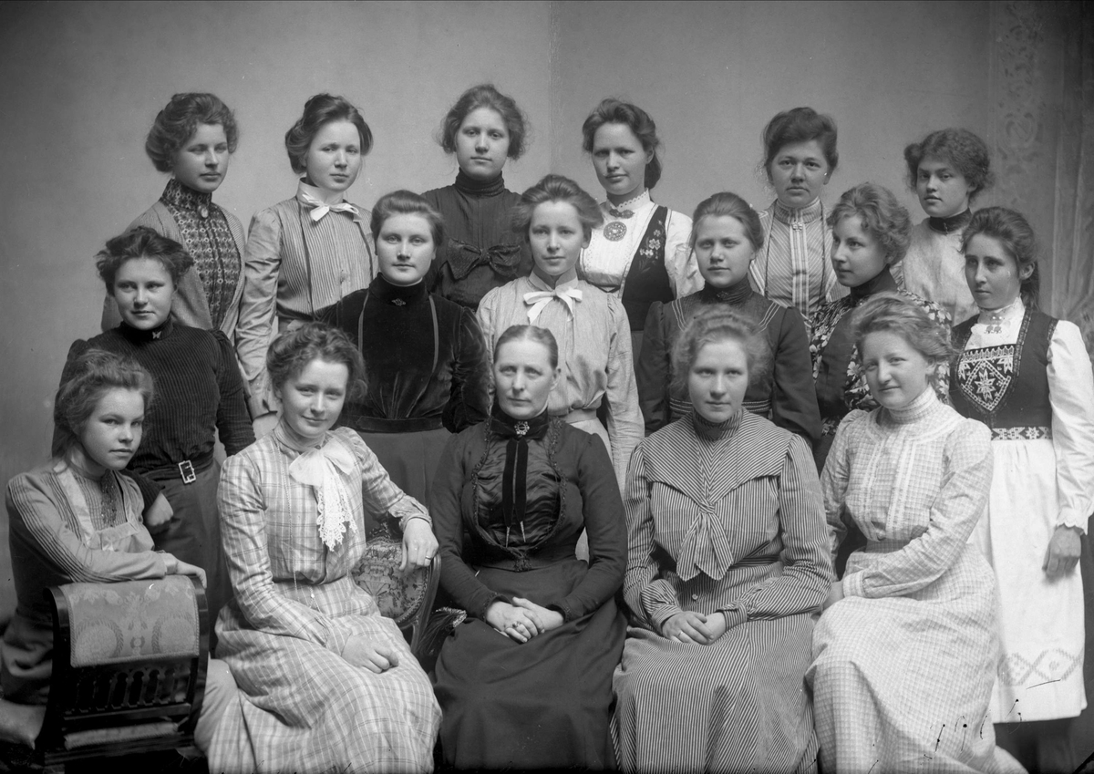 Gustav Borgen, Gruppeportrett, kvinnelige elever fra Industriskolen.