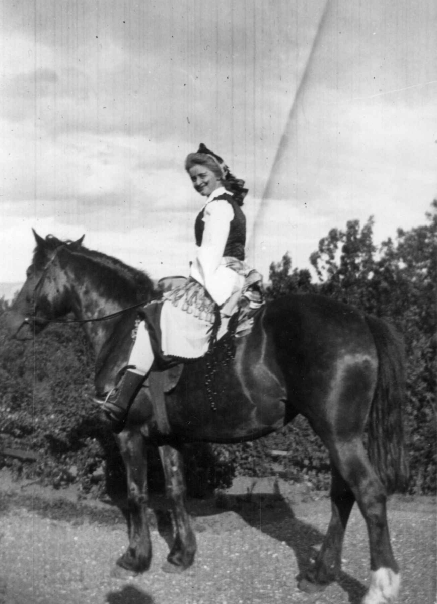 Fredrik Emil Faye, Portrett Hermine Eckbo, f. Krohn, Løkenes, Asker. Kvinne i folkedrakt /bunad til hest. Ant. juni 1904. Fra serie antatt fotografert av kammerherre Fredrik Emil Faye (1844-1903), Dal gård, Ullensaker.