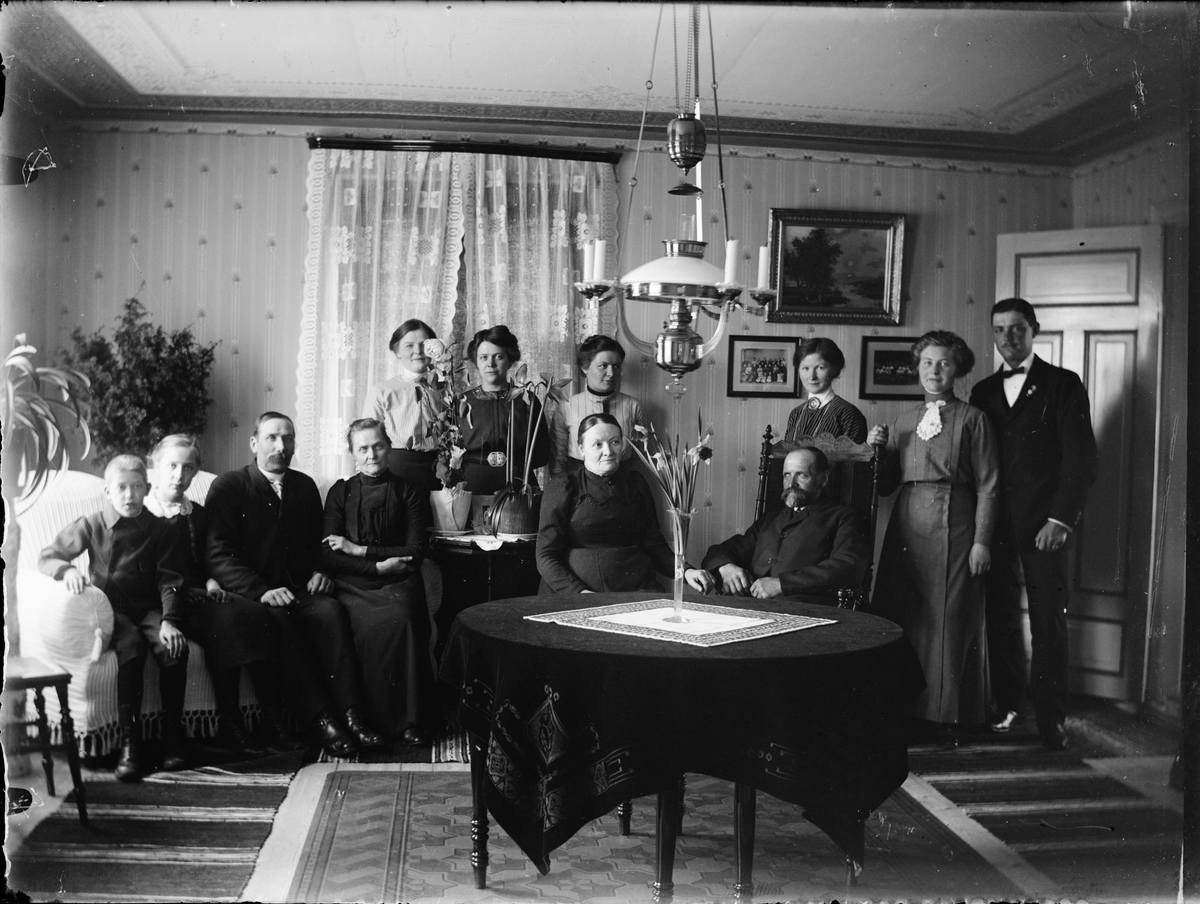 Skötsner-Edhlund, Barn, män och kvinnor i bostadsmiljö, Östhammar, Uppland
