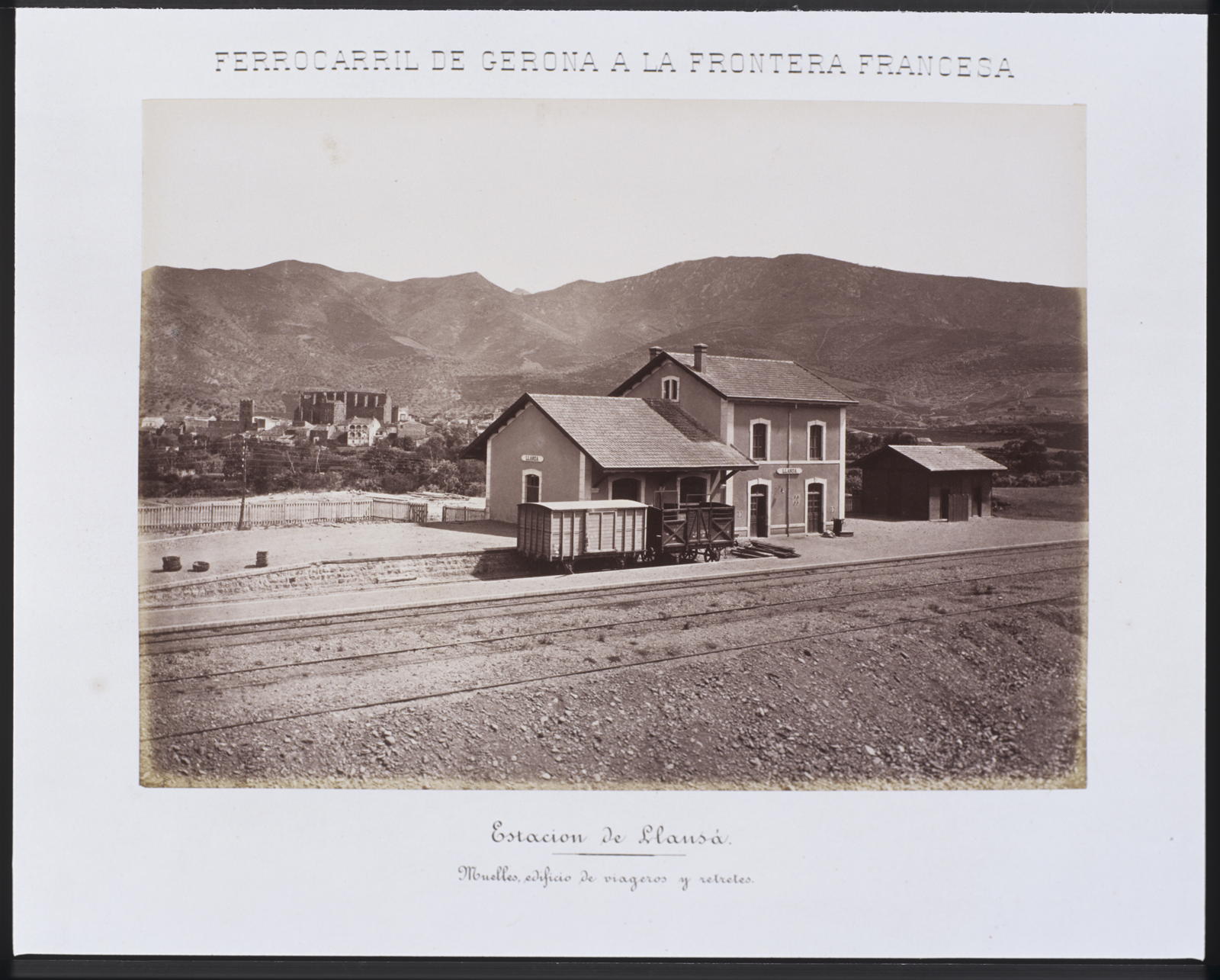 Desconegut, Ferrocarril de Gerona a la Frontera Francesa. Estación de Llansá. Nuevo edificio de viajeros y retretes