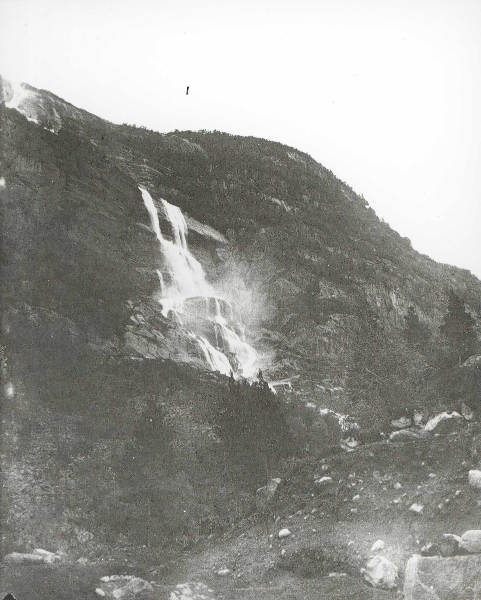 Tom Kent, Foss i bratt fjellside.