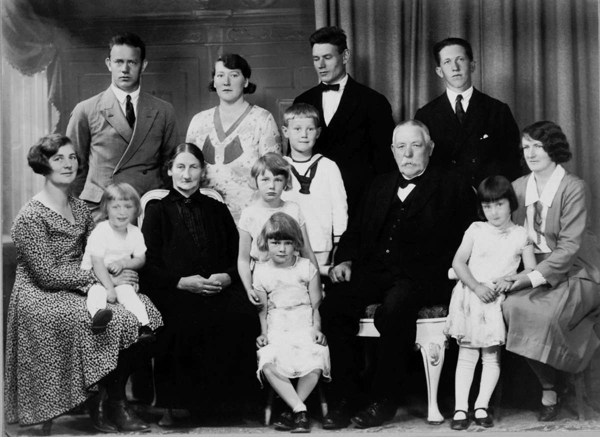 Anno Domkirkeodden, Familien i Kjelsrud, Nes, Hedmark. Foran fra venstre er Borghild (1902-1975) med Oddvar f.1929 på fanget. Karoline (1864-1953), Ingrid Karoline f.1924, Ellen Lovise f.1924, Knut Hansen (1866-1944), Margit Byfuglien (1926-1943), Ragna Marie Byfuglien (1904-1981). Bak fra venstre er Hans Knutsen (189…