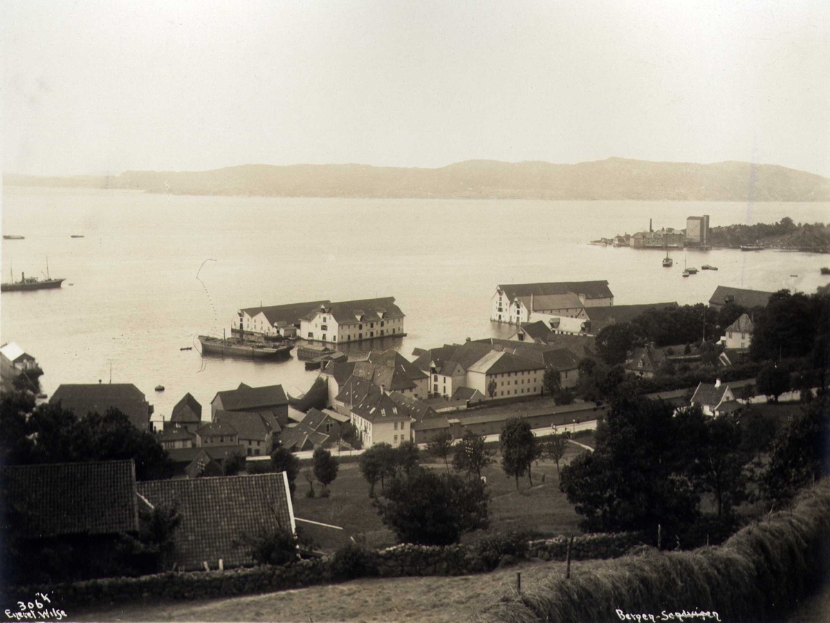Anders Beer Wilse, Oversikt over havneområde med brygger og båter, Sandviken, Bergen, Hordaland. Fotografert 1912.