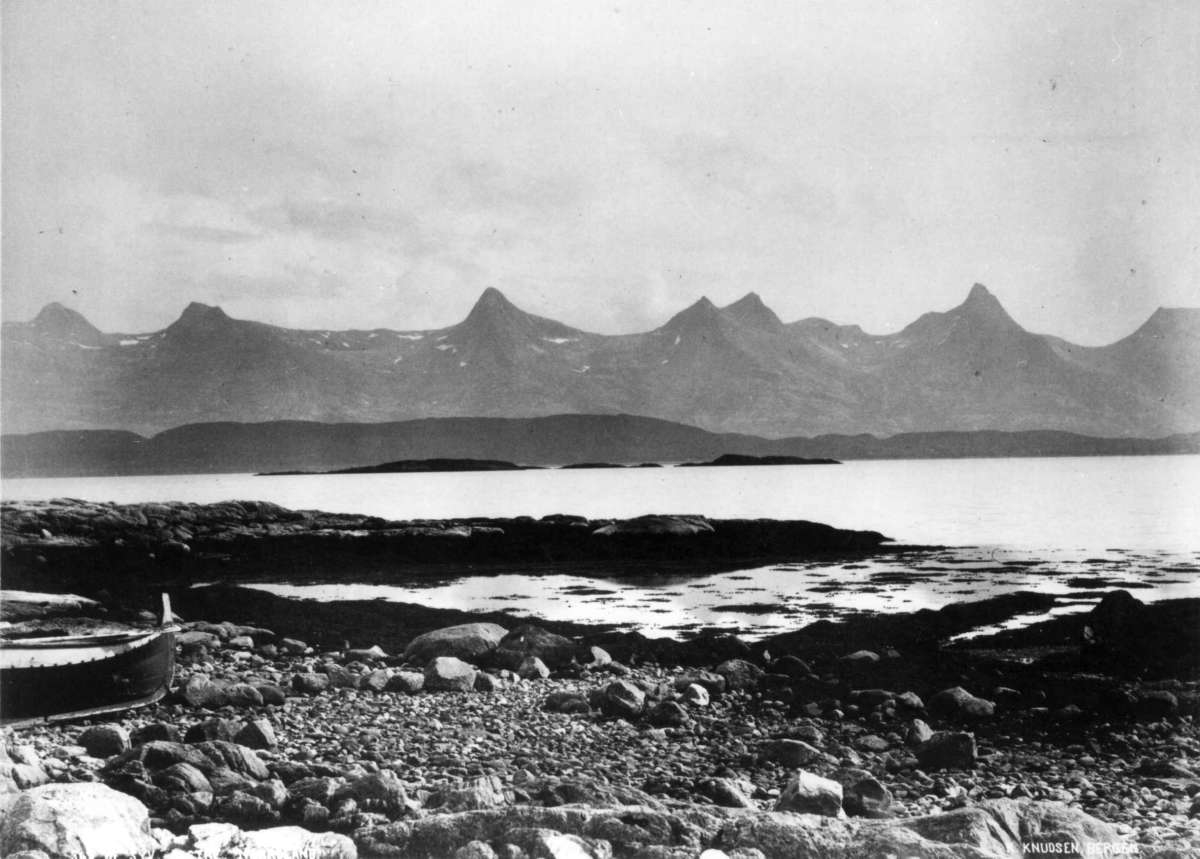 Knud Knudsen, De syv søstre, Alsten, Alstahaug, Nordland. Fjellparti på øya Alsten.