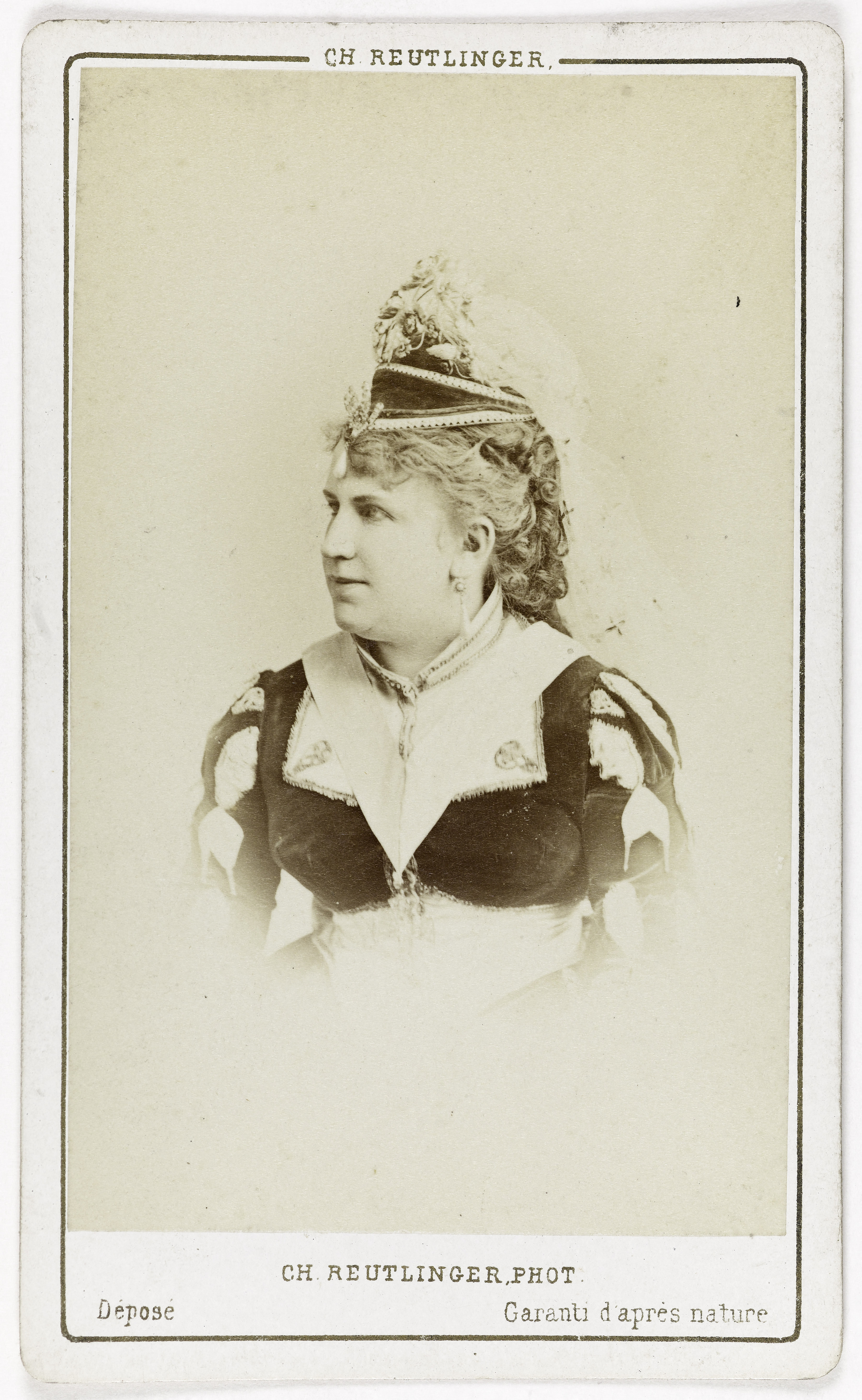 Charles Reutlinger, Portrait de Massart, actrice au Théâtre des Bouffes-Parisiens.
