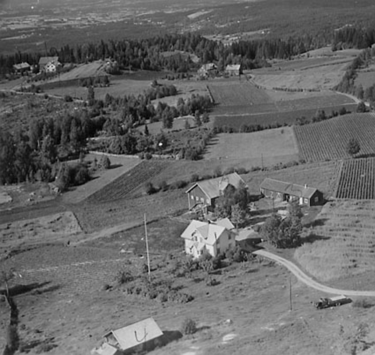 Widerøes Flyveselskap A/S, FLYFOTO TØSTERØNNINGEN GARD, VALLSET