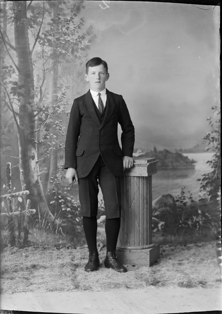 Skötsner-Edhlund, Ateljéporträtt - Eskil Holmgren från Gimo, Skäfthammar socken, Uppland 1921