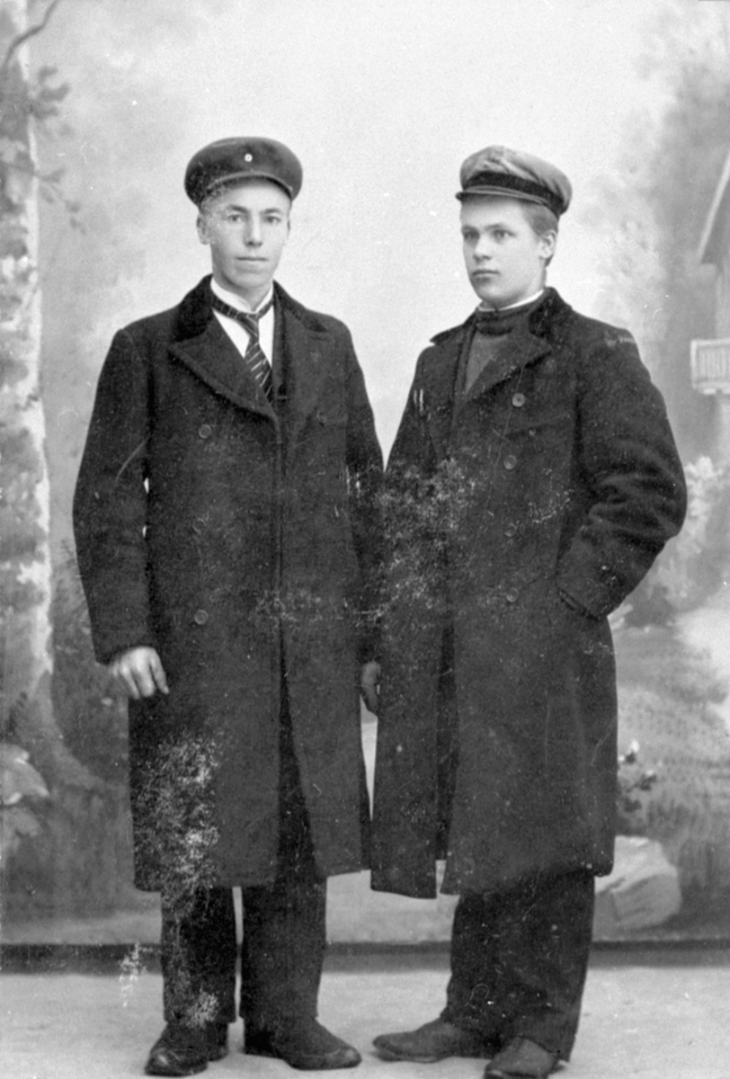 Anno Domkirkeodden, 2 menn med hatt og frakk. Til venstre er Lundhagen, skomaker Anton Moen f.21.6.1884, Næroset, Ringsaker.