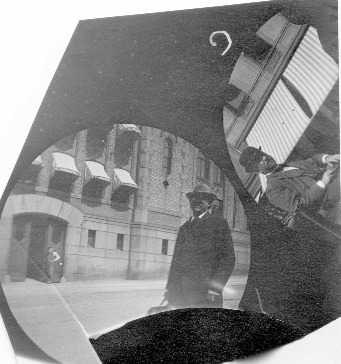 Fredrik Carl Mülertz Størmer, Dr. Elling Holst utenfor Stortinget, Wessels Plass, Oslo. Professor Blytt i vogn foran bygård til høyre.