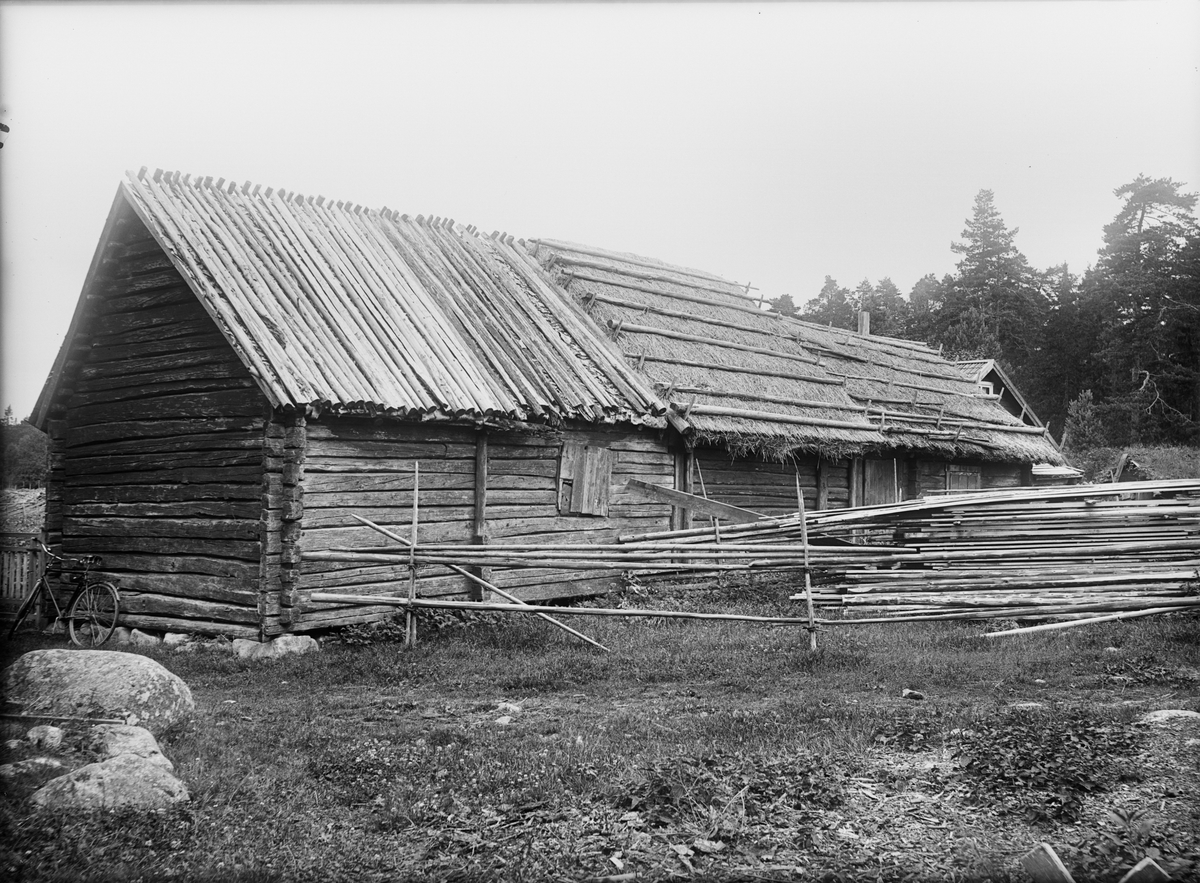 Paul Sandberg, Bodlänga med vedtak och halmtak - J G Olsson, Brunnmossen, Hållen, Hållnäs socken, Uppland, sannolikt 1930-tal