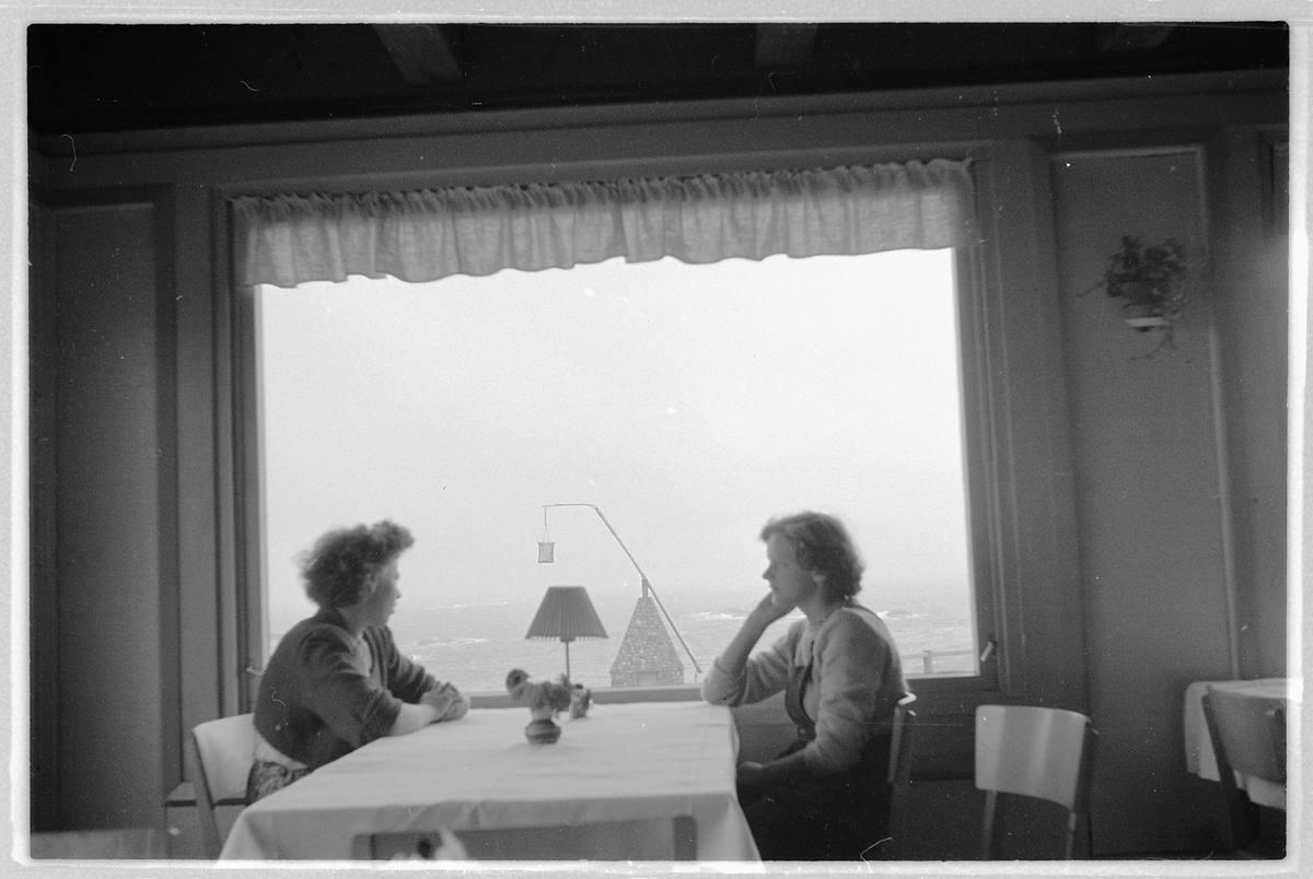 Håkon Prestkværn, KAFE VED VERDENS ENDE, TJØME, VESTFOLD. KONSTRUKSJONEN UT VINDUET ER ET LANDEMERKE. HAR HATT BETYDNING SOM TURISTMAGNET.