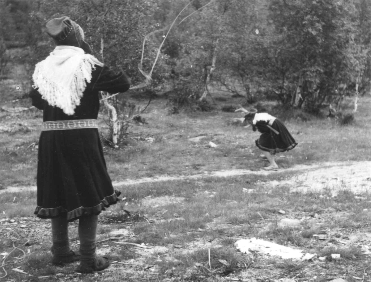 Virginia Raymond Davidson, "Reinsdyr" lek, Susanna Sara kaster lasso etter Inga Eira. Karasjok 1959.