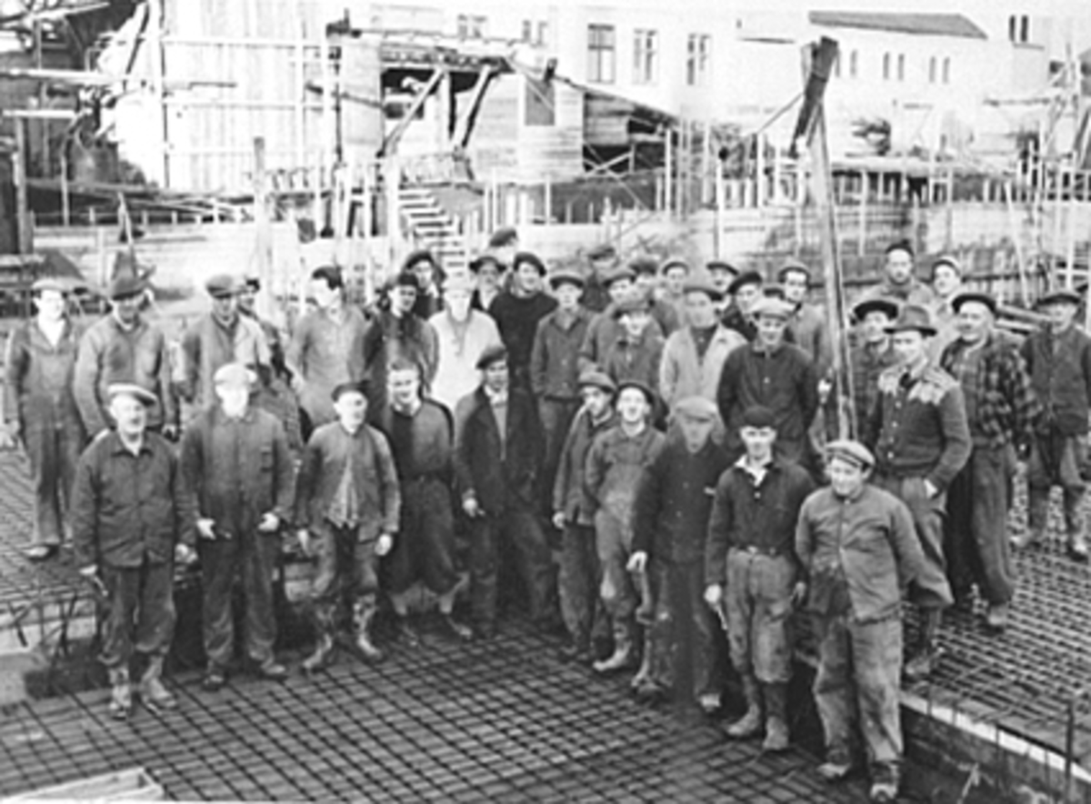 Anno Domkirkeodden, STOR GRUPPE, HELE BYGNINGSGJENGEN FORAN FILADELFIA, PINSEVENNSBYGGET, SEMINARGATA 31. HAMAR.