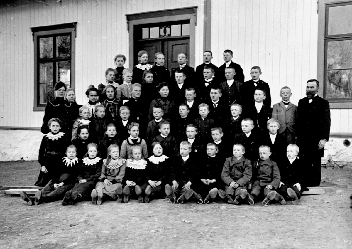 Anno Domkirkeodden, Elever og lærere ved Gålås skole, Furnes, Ringsaker. Marthe Herseth var lærerinne.