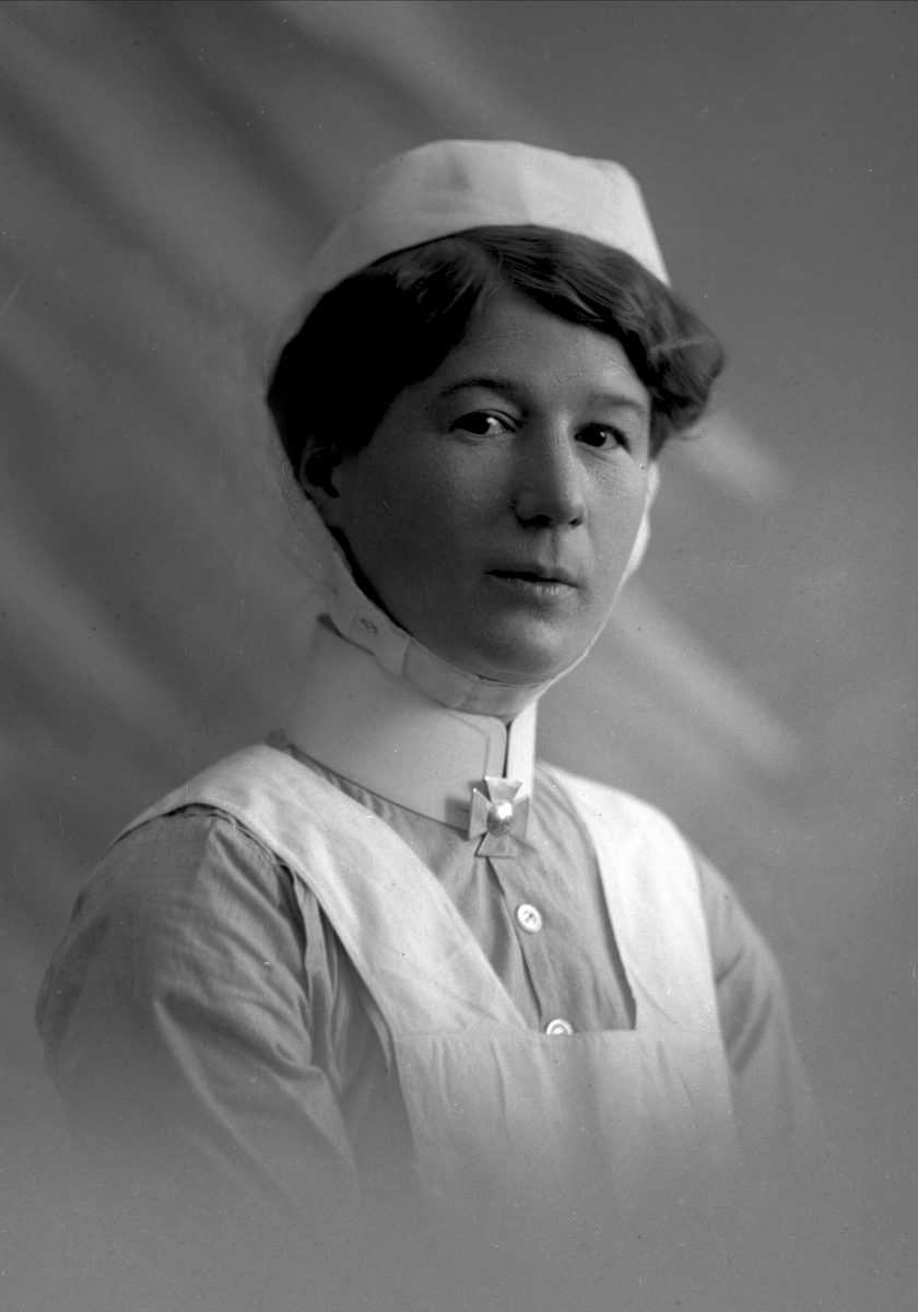 Gustav Borgen, Portrett, sykepleier i uniform. Frøken Schubert.
