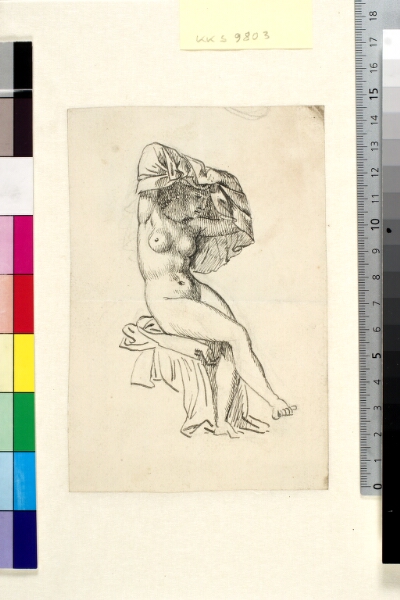 C.W. Eckersberg, En siddende nøgen kvinde, der med begge hænder holder et draperi op over hovedet