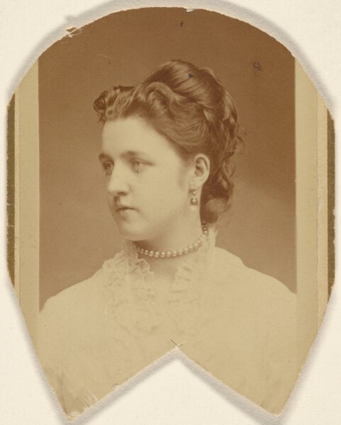 Unknown, [Unidentified woman in 3/4 profile]