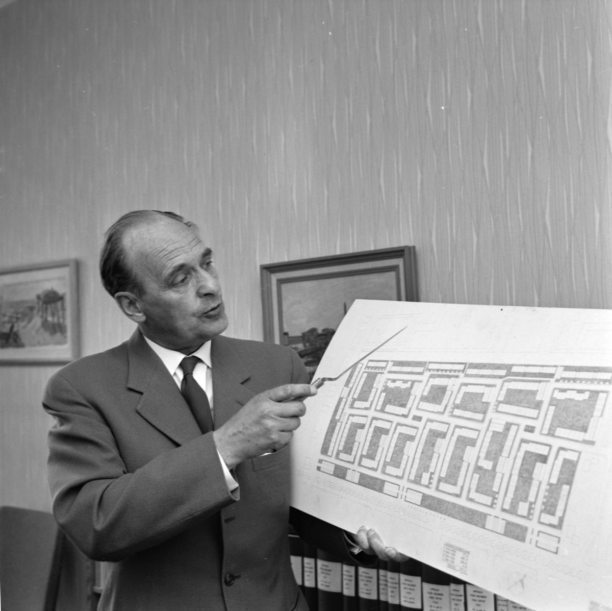 Uppsala-Bild, Riksdagsman Einar Eriksson med ritning över bostadsområdet på Kvarngärdet, Uppsala 1961