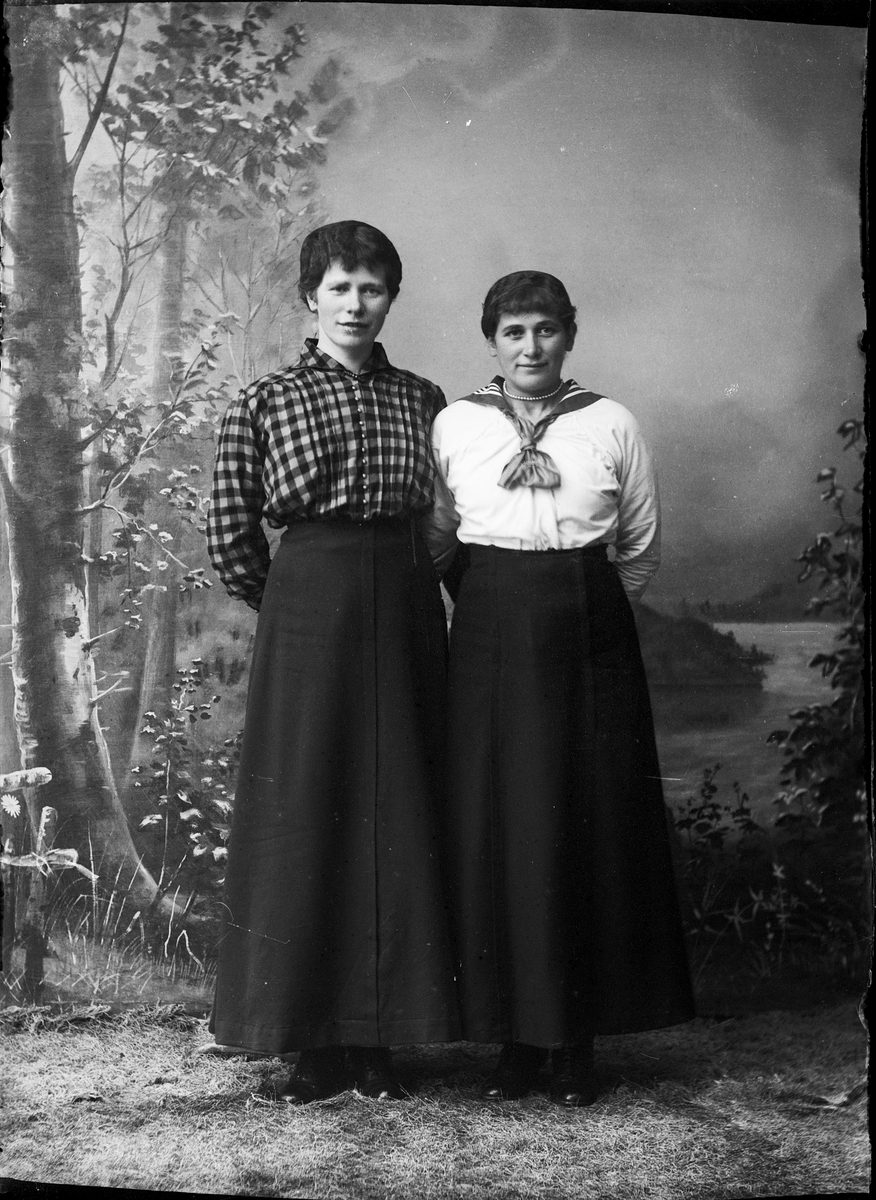 Skötsner-Edhlund, Ateljéporträtt - två kvinnor, Östhammar, Uppland