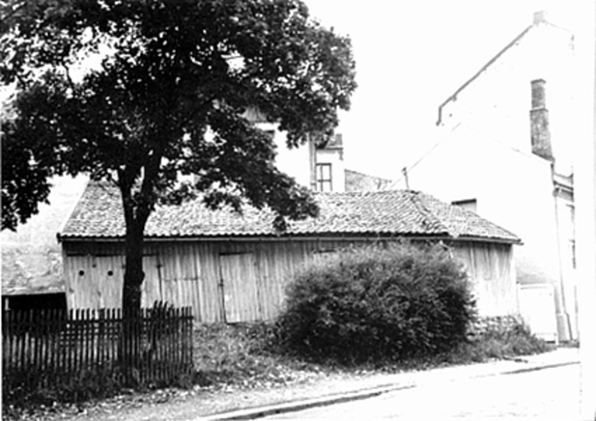 Anno Domkirkeodden, EKSTERIØR VEDSKÅLENE OG UTEDOENE TIL STANGEVEGEN 4