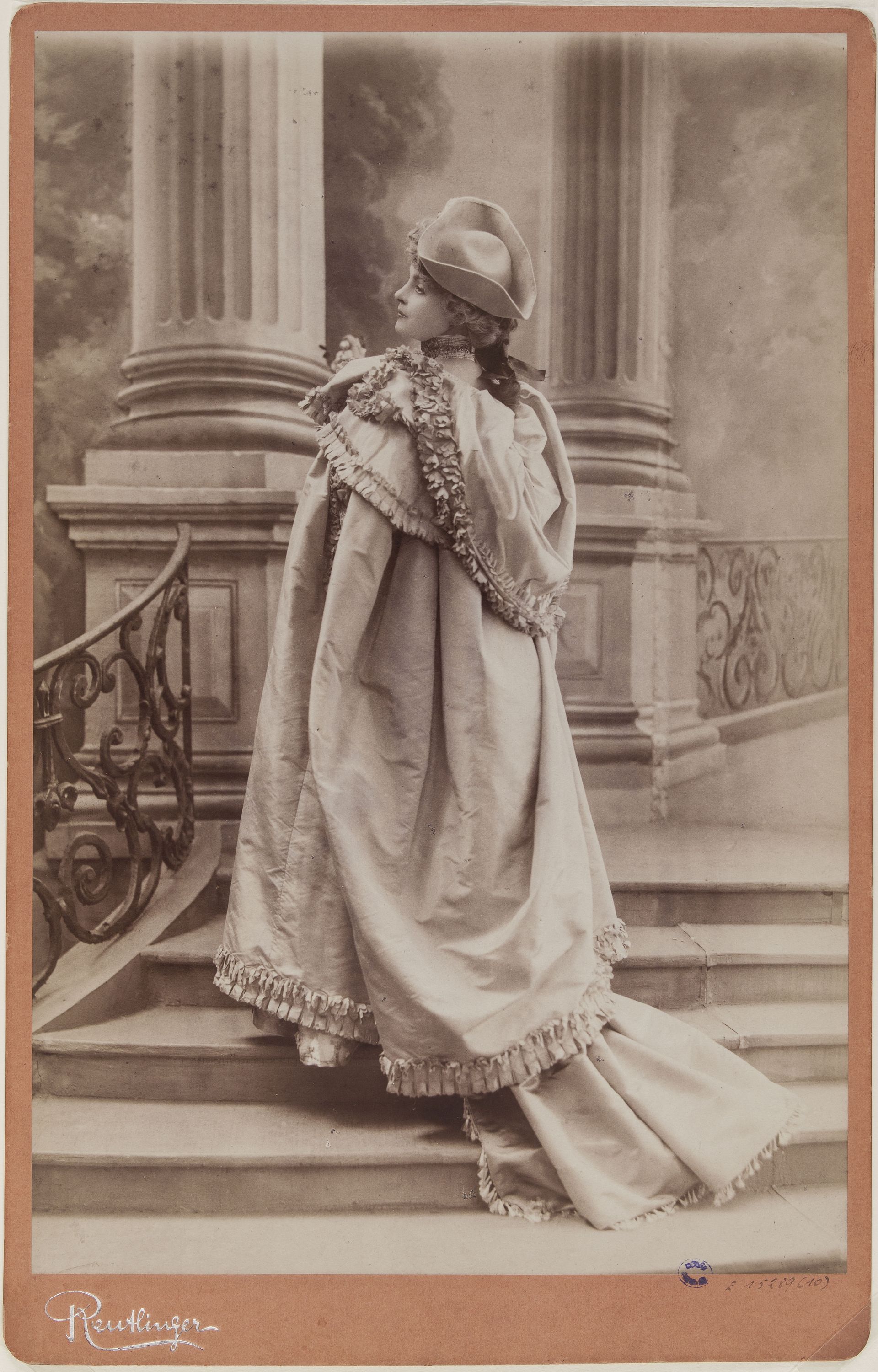 Charles Reutlinger, Portrait de Réjane de dos dans un escalier, (1856-1920), (actrice)