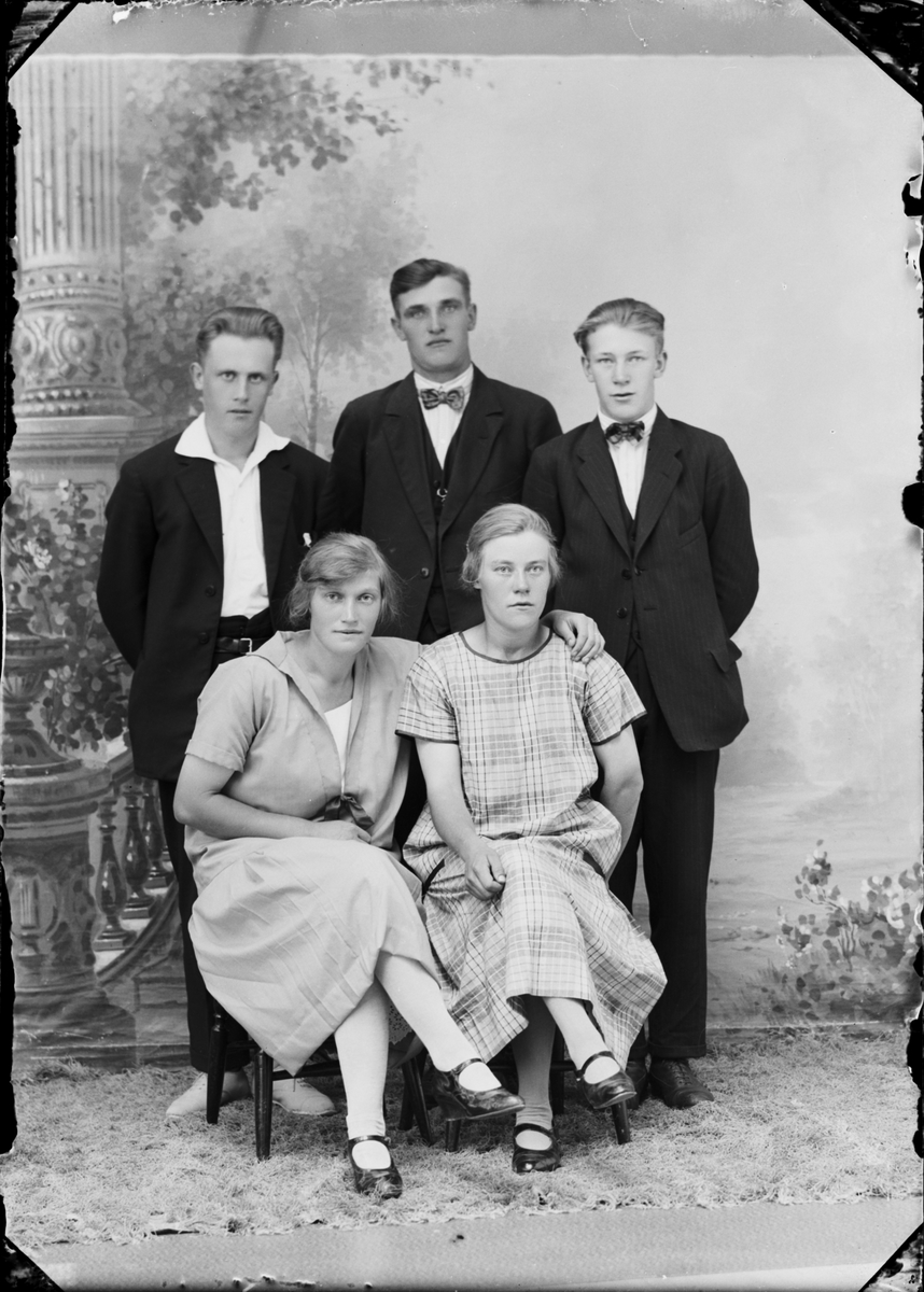 Skötsner-Edhlund, Three men and two women, Östhammar, Uppland